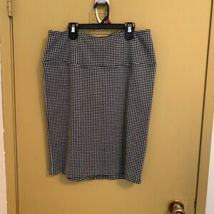 Size Large, houndstooth black and white mini pencil skirt. Stretch fabric.